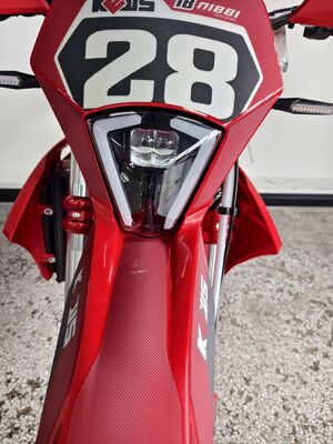 KEWS k28 R-edition มอเตอร์ไซค์ Enduro 4 โตค พร้อมเครื่องยนต์ 4 โตค ที่เย็นด้วยเหลว ความสว่างจากพื้น 300 มิลลิเมตร และไดสก์ขนาดใหญ่แบบคู่